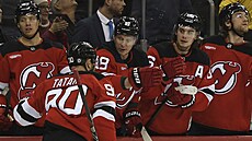 Úto�ník New Jersey Ond�ej Palát (uprost�ed) se na lavi�ce raduje z gól� v...