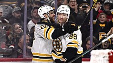 Útoník Bostonu David Pastrák (vlevo) slaví gól proti Ottaw. Pihrával mu nj...