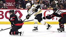 Úto�ník Bostonu David Pastr�ák st�ílí gól do sít� Ottawy.