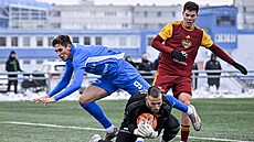 Matyá� Vojta (vlevo) z Mladé Boleslavi p�epadává p�es branká�e Jana ��oví�ka z...