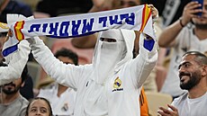 Fanynka Realu Madrid na stadionu v saúdskoarabské D�idd�