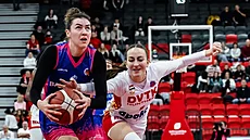 Julie Pospí�ilová (vlevo) z Ferrolu úto�í na ko� DVTK Miskolc.