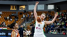 Laura Ju�kaitéová (vpravo) ze �abin p�ichází o mí� po souboji s Jasmine...