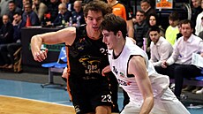 Ostravský rozehráva Mikulá ank (vpravo) v souboji s Tomáem Valentínym z GBA...