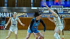 Lara McSpaddenová (v modrém) z Trutnova úto�í v zápase s LOH 2028 Chomutov,...