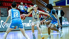 Shaina Pellingtonová (vpravo) z Trutnova brání, do útoku jde Ema Jan�árková z...