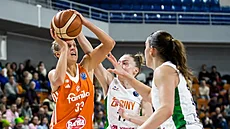 Kitija Laksaová (vlevo) ze Schia úto�í na ko� �abin.