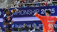 Francouzský házenká� Benoit Kounkoud st�ílí na katarskou bránu.