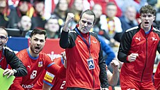 Trenér �eských házenká�� Javier Sabaté se raduje.