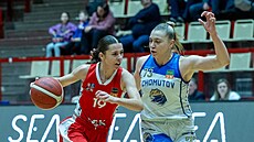 Martina ��oví�ková (vlevo) z DSK Basketball Brandýs jde ke ko�i Levhartic...
