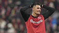 Patrik Schick z Leverkusenu lituje.