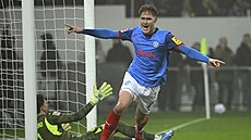 Phil Harres z Kielu slaví gól proti Dortmundu.