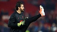 Alisson Becker z Liverpoolu se chystá na zápas.