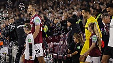 Tomáš Souček (28) a Lukasz Fabianski z West Hamu mezi bublinami před začátkem...