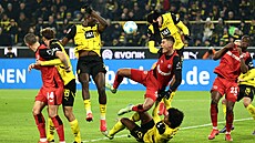 Patrik Schick (uprost�ed) z Leverkusenu se sna�á dostat k mí�i v zápase s...