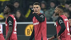 Patrik Schick mezi spoluhrá�i z Leverkusenu p�i gólových oslavách.
