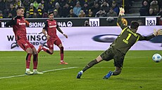 Patrik Schick (vlevo) z Leverkusenu skóruje proti Dortmundu.