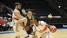 Quentin Hardrict Jr. (vpravo) z Pardubic se s pomocí clony Kamila vrdlíka...