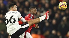 Trent Alexander-Arnold (vlevo) z Liverpoolu a Callum Hudson-Odoi z Nottingham...