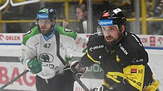 Nicolas Hlava (vpravo) z Litvínova v zápase s Mladou Boleslaví