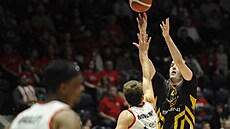 Písecký pivot Jan Karlovský stílí na pardubický ko.