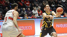 tpán Borovka z Písku pihrává v zápase s Pardubicemi.