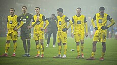 Zklamaní fotbalisté Dortmundu po proh�e v Kielu