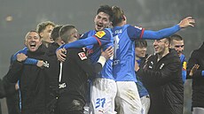 Fotbalisté Kielu slaví výhru nad Dortmundem.