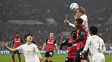 Andreas Hanche-Olsen (naho�e) z Mohu�e vyhrál hlavi�kový souboj v zápase s...