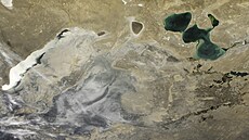 Duny a pou�t� p�sobením sucha postupn� nahrazují Aralské jezero. Snímek...