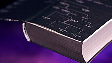 Stejn� jako v p�edchozím románu 0 Tu i v X-Tal najdou �tená�i propracovanou...