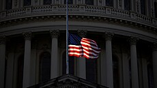 Vlajka na Kapitolu Spojených stát� amerických n�kolik dní p�ed inaugurací...