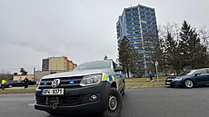 Policisté v Plzni dostali oznámení, e na stee domu v Heyrovského ulici na...