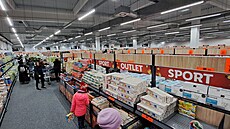 V lednu se p�ed obchodem stáhly fronty dlouhé n�kolik desítek metr�