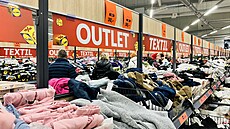 V lednu se p�ed obchodem stáhly fronty dlouhé n�kolik desítek metr�