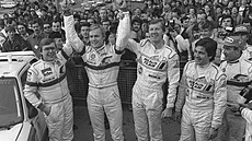 Finský závodník Ari Vatanen (druhý zleva) oslavuje vít�zství na Rallye Monte...