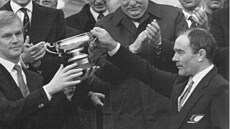 Finský závodník Ari Vatanen a jeho navigátor Terry Terry Harryman (vpravo) s...