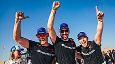 OBHÁJCI. Frantiek Tomáek (vlevo), Martin Macík a David vanda se radují z...