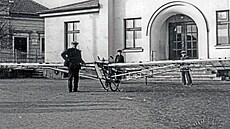 Létající stroj konstruktéra Josefa Kábeleho (vlevo). Snímek zejm z roku 1936.