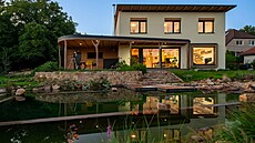 U�itná plocha rodinného domu je i s gará�í velká 170 metr� �tvere�ních. 