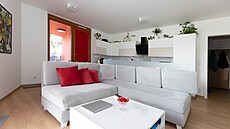 Dominantou obýváku je prostorný gau�, kde se mohou usadit náv�t�vy.