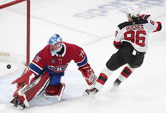 Jack Hughes z New Jersey p�ekonává Jakuba Dobe�e v brance Montrealu.