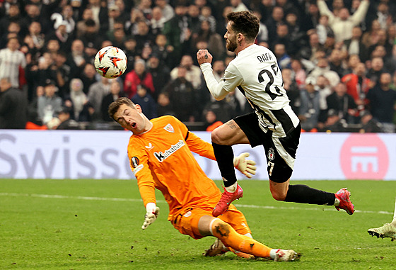 Rafa Silva z Besiktase p�ekonává Julena Agirrezabalu v brance Bilbaa.