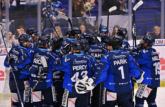 KONEC ZLÉ SÉRIE. Hokejisté Vítkovic se radují z vít�zství nad Libercem, usp�li...