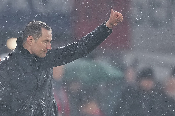 Kou� Feyenoordu Brian Priske p�i utkání proti Bayernu.