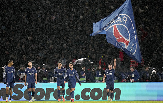Joao Neves a jeho spoluhrá�i z Paris Saint-Germain oslavují gól proti...