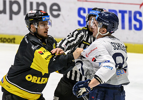 Martin Havelka (vlevo) z Litvínova a vybízí k boji Jana Schleisse z Plzn�.