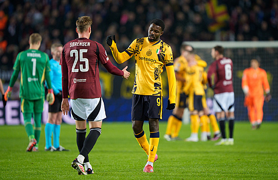 Asger Sörensen a Marcus Thuram na konci zápasu.