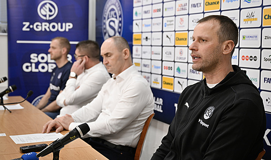 Trenér Ond�ej Smetana (vpravo) na tiskové konferenci fotbalového klubu 1. FC...