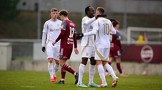 Jan Kuchta (vpravo) slaví gól ze Spartu v p�ípravném utkání s Podbrezovou.